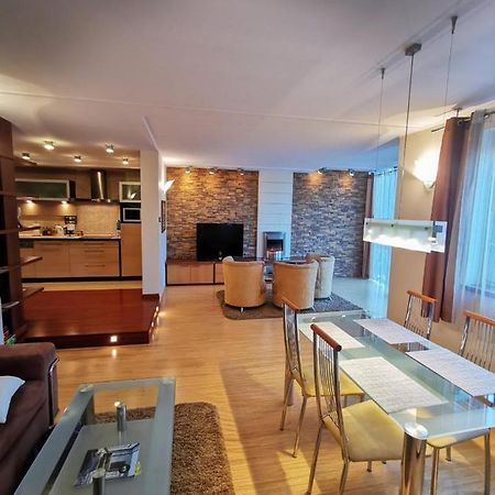 Uroczy Apartament Przy Deptaku Z Parkingiem. Polanica-Zdrój Buitenkant foto