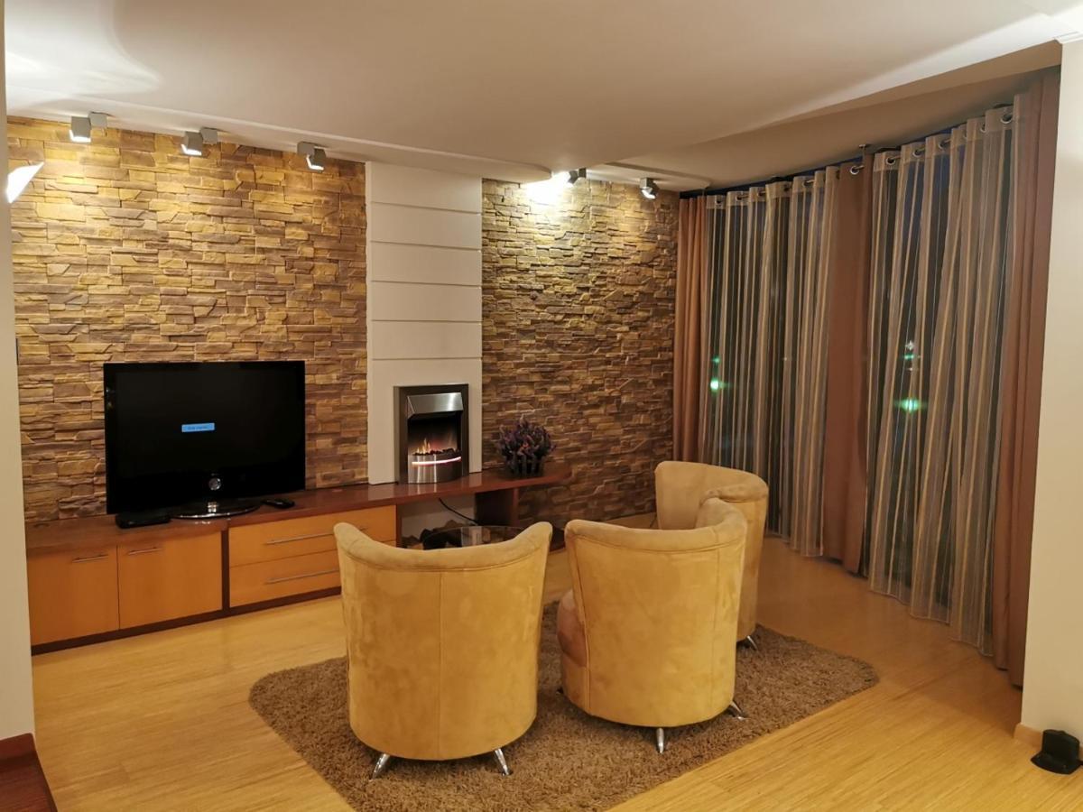 Uroczy Apartament Przy Deptaku Z Parkingiem. Polanica-Zdrój Buitenkant foto