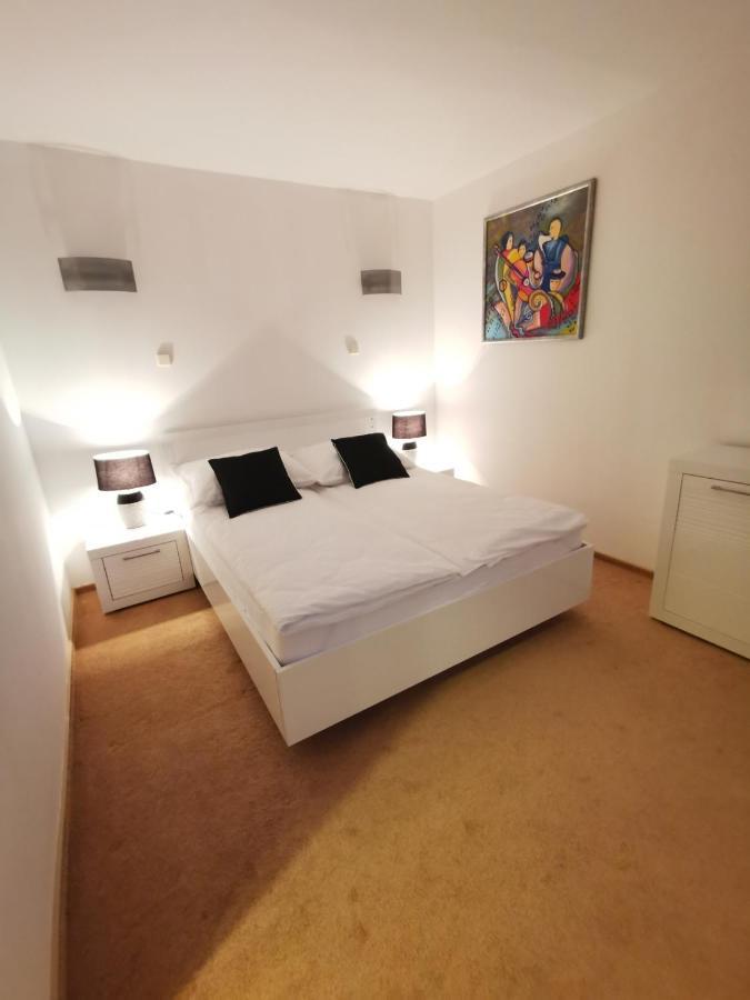 Uroczy Apartament Przy Deptaku Z Parkingiem. Polanica-Zdrój Buitenkant foto
